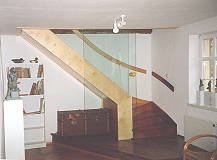 mehrfarbig gebeizte Treppe, Ahorn